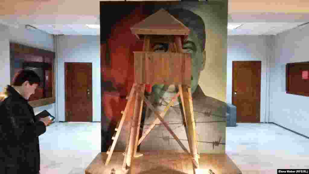 Мұражай қабырғасына ілінген совет диктаторы Иосиф Сталиннің фотопортретіне тікенек сыммен оралған күзетші мұнарасы әдейі тақап қойылған. Мұражай қызметкерлерінің айтуынша, бұл суретке қай бұрыштан қарасаңыз да "Сталиннің кірпік қақпай сізді қадағалап тұрғанын байқайсыз".