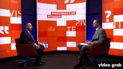 Ministri i Mbrojtjes i Kosovës, Ejup Maqedonci, gjatë intervistës në studion e Radios Evropa e Lirë në Prishtinë.