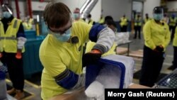 «Pfizer-BioNTech» вакцинасын АКШга транспорттоого даярдык. Мичиган, 13-декабрь, 2020-жыл.