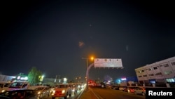 Траги на небото откако иранските вооружени сили соопштија дека е погодена базата Ал-Удеид во Катар, 23 јуни 2025