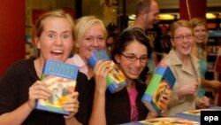 Британ кызлары Лондон кибетендә яңа гына чыккан «Һарри Поттер» китабына куана