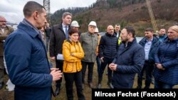 În imagine, ministrul Mediului, Mircea Fechet (în dreapta, din profil) și directoarea APM Mureș – instituția care a emis acordul de mediu – Cristina Pui (în centru, în jachetă galbenă) în timpul unei vizite la Răstolița. 