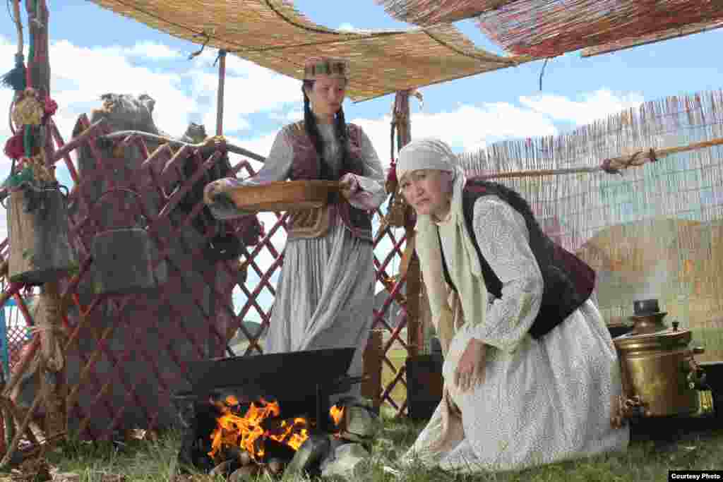 "Құнанбай" фильмін түсірудің бір сәті. Шығыс Қазақстан облысы Абай ауданы, 11 маусым 2014 жыл.&nbsp;