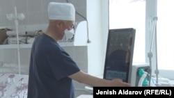 Баткендеги оорукананын дарыгери иш учурунда. Апрель, 2020-жыл.