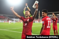 Кыргызстан курама командасынын оюнчусу Эдгард Бренхардт жана Бекжан Сагынбаев жеңишти майрамдап жатат.