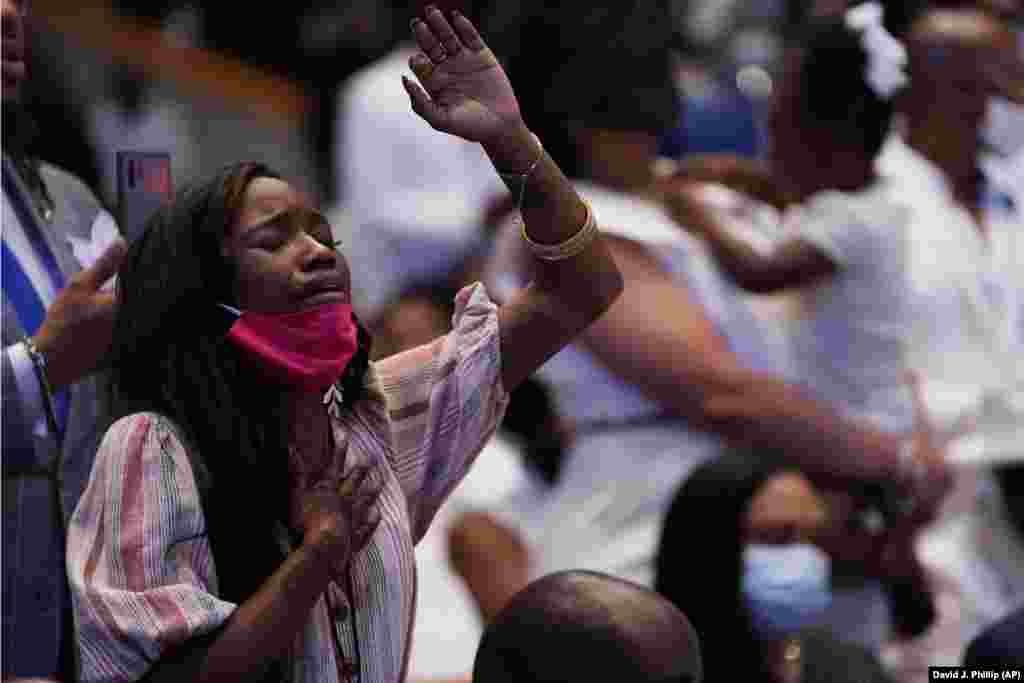 Familia și oaspeții participă la slujba de înmormântare pentru George Floyd la biserica The Fountain of Praise marți, 9 iunie 2020, în Houston.