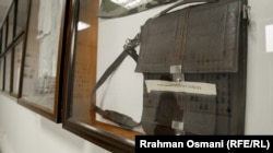 Çanta e Xhevat Jusufit, që ishte i pagjetur nga lufta në Kosovë, në muzeun e qytetit në Mitrovicë të Jugut.