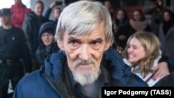 Russian historian Yury Dmitriyev speaks to the media following the verdict in his child-pornography trial in the city of Petrozavodsk on April 5, 2018.