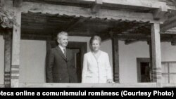 În cerdacul casei bătrânești de la Scornicești, cu ocazia celei de-a 400-a aniversări a comunei. (22 IX.1979) Sursa. Fototeca online a comunismului românesc; cota: 1/1979