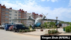 Гідролітак Бе-12 російська влада встановила у сквері селища Мирний у 2018 року. Фото зроблено в липні 2021 року