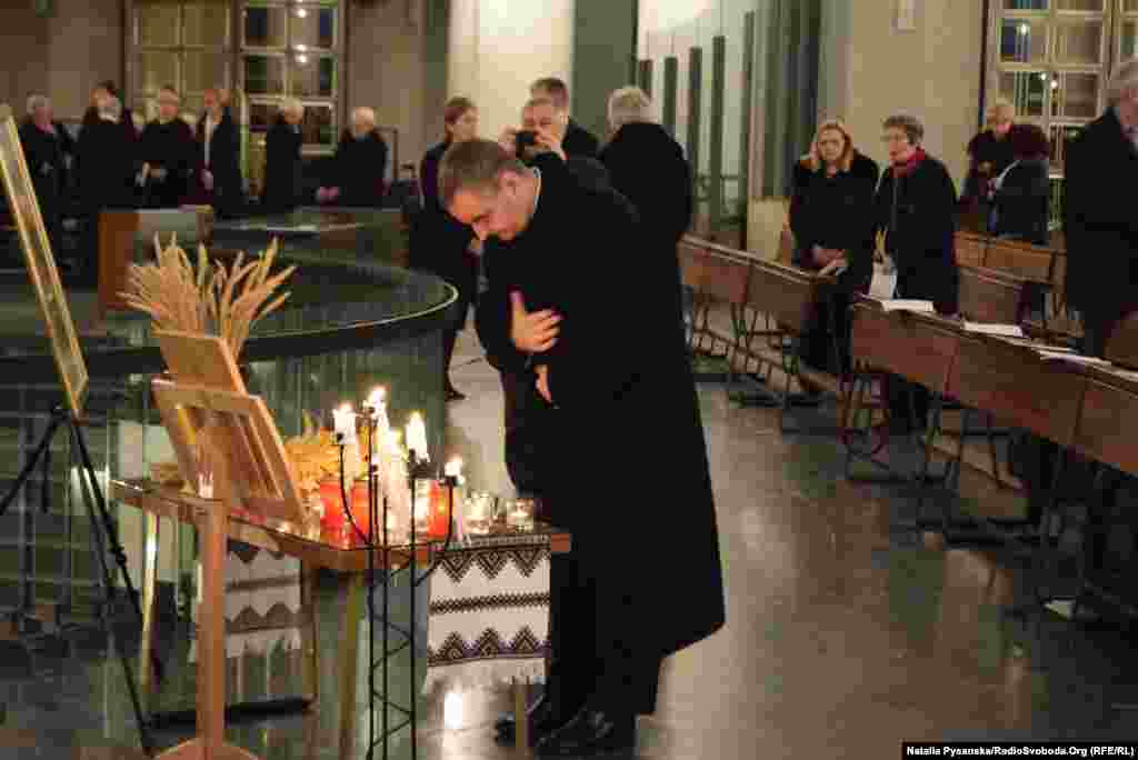 Молитва лунала двома мовами: &laquo;Однак ти очима споглянеш і відплату грішників побачиш&raquo;. Нікола Етерович &ndash; римо-католицький архієпископ, ватиканський дипломат, колишній апостольський нунцій в Україні