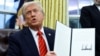 Президент США Дональд Трамп тримає підписаний указ про мита на імпорт алюмінію в Овальному кабінеті Білого дому у Вашингтоні, США, 10 лютого 2025 року