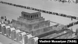 რიგი მავზოლეუმში შესასვლელად, 1965 წელი