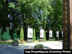 Кілька років тому, в районі Москви, де я живу, була створена Алея слави героїв війни 1941–1945 років. На чільному місці цієї алеї, біля самого входу, поставлено портрет Сталіна. В сучасній Росії він стає одним з найголовніших героїв