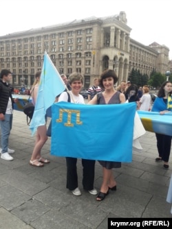 Ельміра Катакі на зібранні кримських татар у Києві після анексії Кримського півострова