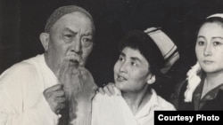 "Атанын тагдыры" спектакли