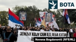 Protestuesit mbajnë një banderolë me një varg nga poema "Kosovo Polje" [Fushë Kosova] nga Matija Beçkoviq, një shkrimtar dhe akademik i njohur për pikëpamjet e tij të krahut të djathtë, Beograd, 11 tetor 2025.