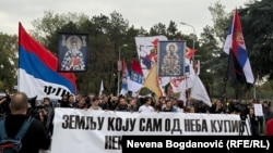 Učesnici studentskog protesta uoči lokalnih izbora na Kosovu nose transparent na kojem je ispisan stih pesme "Kosovo Polje" Matije Bećkovića, književnika i akademika poznatog po desnim stavovima, Beograd, 11. oktobar 2025.