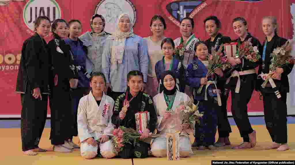 Чемпион кыздар.&nbsp;Мелдешке 40 кыз катышты жана алар жети салмактык бөлүктө күч сынашты.&nbsp;