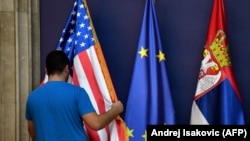 Ilustrativna fotografija, zastave Srbije, Evropske unije i Sjedinjenih Američkih Država u zgradi Predsedništva Srbije, novembar 2019. 