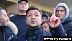 Володимир Зеленський і члени його команди «95-й квартал» перед протестувальниками у Львові перед концертом 8 лютого 2019 року