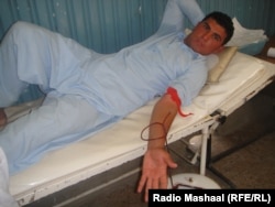 آرشیف، اهدای خون برای قربانیان یک انفجار در ننگرهار