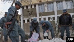 Ооган полицейлери алынган апийим менен.