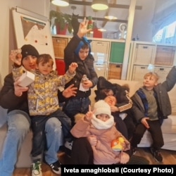 მზია ამაღლობელი ოჯახის პატარა წევრებთან ერთად.