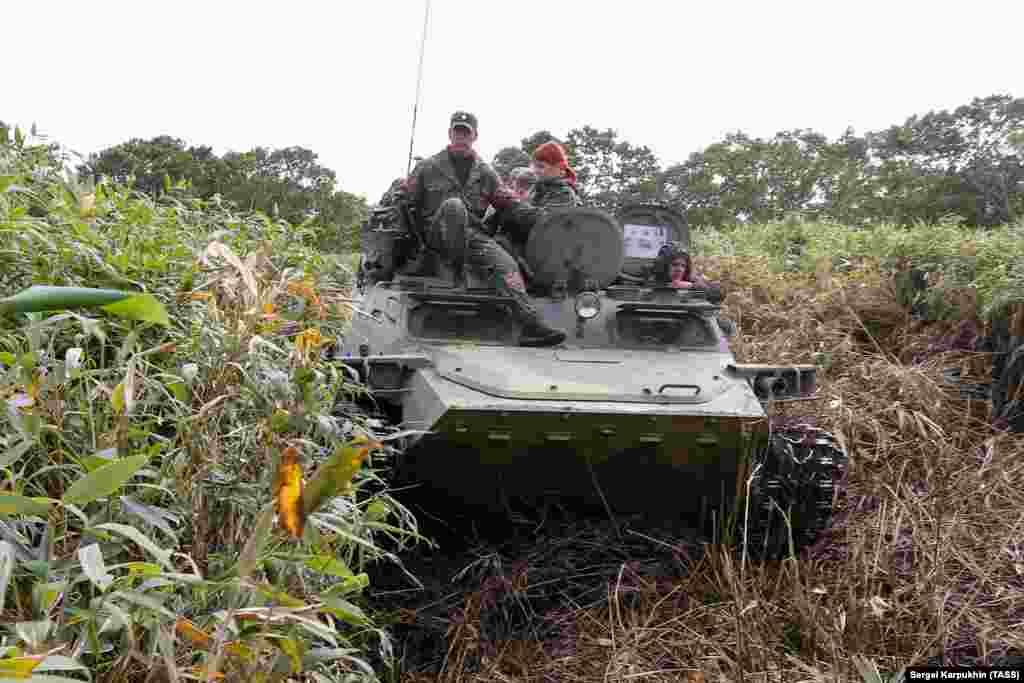 Oko 100 ljudi prijavilo se za ekspediciju nakon što je u gustoj džungli otoka Iturup otkriveno napušteno naoružanje iz rata.