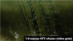 Blindate rusești în apropierea localității Popiv Iar, regiunea Donețk (imagine oferită de unitatea ucraineană Azov)