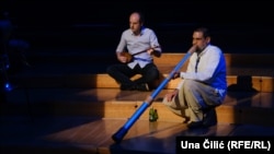 Driton Bejta s Kosova gitarista koji je u Skopju svirao ćifteliju sa Marvinom Dillmannom iz Njemačke koji svira didžiridu