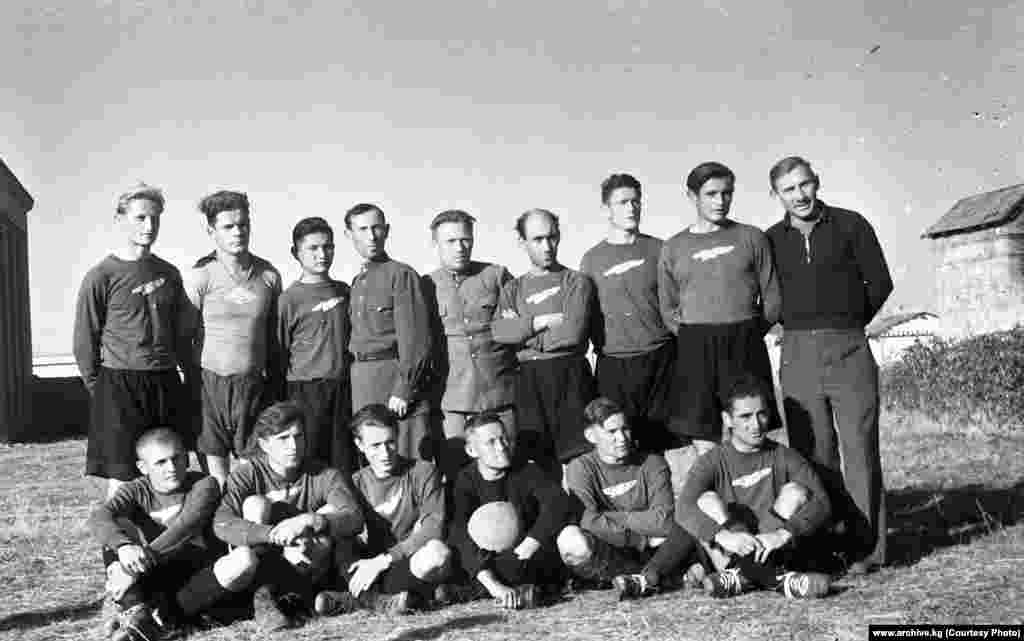 &quot;Буревестник&quot; футбол клубу, 1949-жыл. Аталган клуб 1939-1950-жылдар аралыгында Кыргыз ССРиндеги эң күчтүү клубдардын бири болгон. Үч жолу Кыргыз ССРнин чемпиондугун утуп алган. Беш ирет Кыргыз ССРнин Кубогун (1936,1947,1948,1949,1950-жылдары) уткан. Эки ирет СССРдин Кубогуна катышкан. 1950-жылдардан кийин бул клуб жоюлуп кеткен.&nbsp;