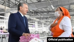 Нозима-опа, которая пообщалась с президентом Шавкатом Мирзияевым в качестве работницы швейно-трикотажного предприятия And gold, на самом деле является специалистом по вопросам семьи и женщин махаллинского схода граждан «Бештерак» в Избасканском районе Андижанской области 