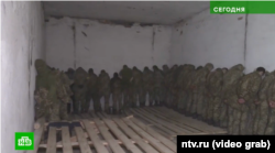 У падобным памяшканьні ў Нароўлі знаходзіўся Дзьмітро Хілюк. Скрыншот зь відэа расейскага тэлеканалу НТВ.