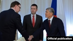 Чехия парламентинин депутаттар палатасынын төрагасы Ян Гамачек (ортодо) жана Кыргызстандын президенти Алмазбек Атамбаев. 16-март, 2016-жыл