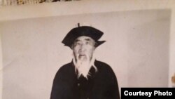 Атасы Эргешбай. Турманбет анын байбичеси экөө көргөн он төрт баланын токтоп калган туну.