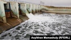 Бір арнасынан су жіберіп тұрған Көкарал бөгеті. Қызылорда облысы, Арал ауданы. 21 шілде 2018 жыл