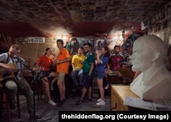 ლგბტ აქტივისტების ჯგუფმა "გამოფინა" ცისარტყელას ფერებიანი დროშა იმ დროს, როცა რუსეთი მსოფლიო ყურადღების ცენტრში იყო (მსოფლიო ჩემპიონატის დროს)