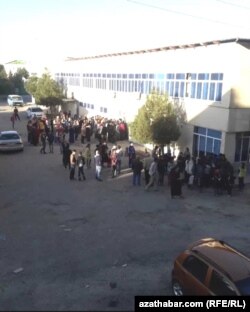 Türkmenabadyň ýaşaýjylary döwlet dükanynyň öňünde un nobatyna garaşýar, oktýabr 2018