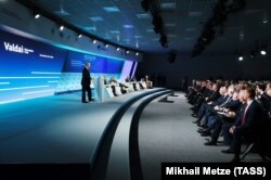 Президент РФ Владимир Путин (слева) на пленарном заседании Международного дискуссионного клуба «Валдай». Архивное фото