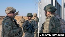 Вооруженные силы США и Турции проводят совместное патрулирование на северо-востоке Сирии, 4 октября 2019 года. Архивное фото