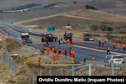 România are cel mai mic număr de kilometri de autostradă raportat la suprafața țării. Doar aproape 1.000 de kilometri au fost construiți după Revoluția din 1989.
