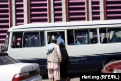 مردم می گویند که موتر های شخصی لینی کرایه بیشتر اخذ می کنند و آنان توان پرداخت کرایه را ندارند