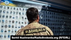 Біля народного меморіалу – Стіни пам'яті загиблих оборонців України біля Михайлівського собору у Києві. Україна