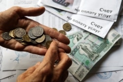 Женщина в России считает деньги на оплату коммунальных услуг. Иллюстративное фото.