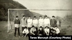 Чемпіони школи з футболу. Степан Шпортюк і Тарас Марусик стоять (третій зліва і четвертий зліва, відповідно)