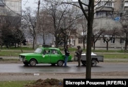 Окупанти перевіряють автомобілі, які рухаються дорогами Маріуполя
