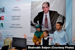 Алишер Саиповдун апасы, кызы жана иниси журналистти эскерүү иш-чарасында. 2017-жыл.