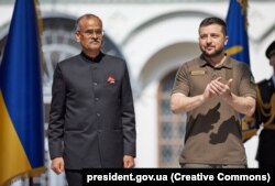 Президент України Володимир Зеленський (праворуч) і посол Індії в Україні Харш Кумар Джейн у день вручення йому вірчої грамоти. Київ, 2 червня 2022 року