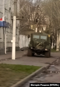 Біля будівлі поліції